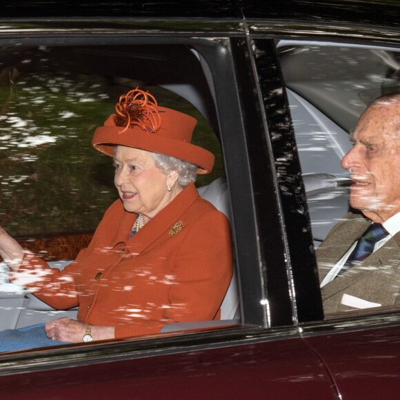 La reine Elizabeth II et le duc d'Edimbourg se rendant le 20 août 2017 à la messe en l'église de Crathie Kirk lors de leurs vacances à Balmoral, en Ecosse.