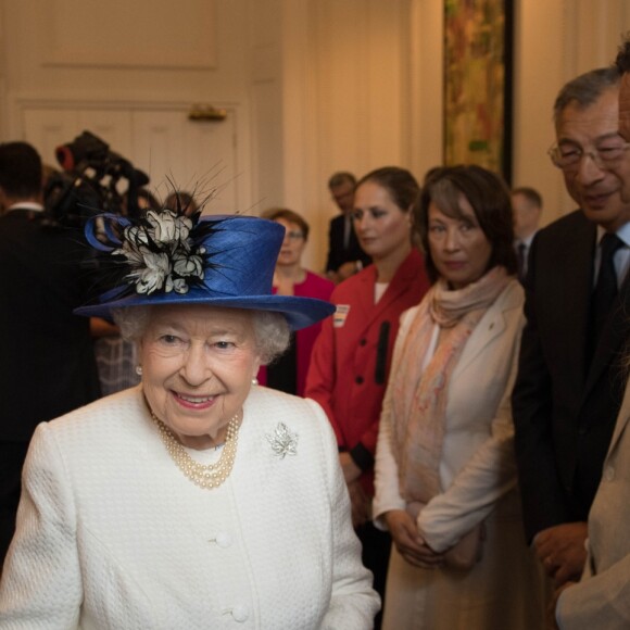 La reine Elizabeth II reçue par le gouverneur général canadien David Johnston à la maison du Canada à Londres, à l'occasion du 150ème anniversaire de la Confédération le 19 juillet 2017