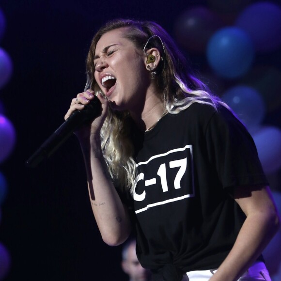 Miley Cyrus et sa soeur Noah en concert lors du BLI Summer Jam à Wantagh, le 16 juin 2017.