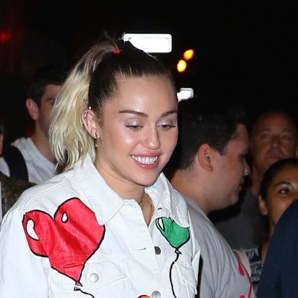 Miley Cyrus sort de l'hôtel Dream Hotel et va à la rencontre de ses fans à New York, le 14 juin 2017.