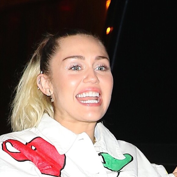 Miley Cyrus sort de l'hôtel Dream Hotel et va à la rencontre de ses fans à New York, le 14 juin 2017.