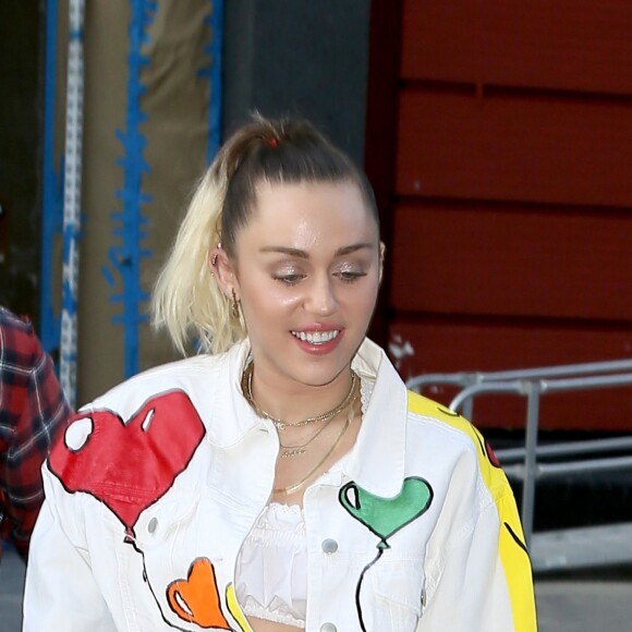Miley Cyrus sort de l'hôtel Dream Hotel et va à la rencontre de ses fans à New York, le 14 juin 2017.