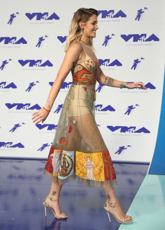 Paris Jackson, habillée d'une robe et de sous-vêtements Christian Dior (collection Croisière 2018) et de sandales Jimmy Choo - MTV Video Music Awards 2017 au Forum à Inglewood, le 27 août 2017.