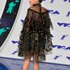 Millie Bobby Brown, habillée d'une robe Rodarte (collection printemps-été 2017) et de bottes Stuart Weitzman - MTV Video Music Awards 2017 au Forum à Inglewood, le 27 août 2017.