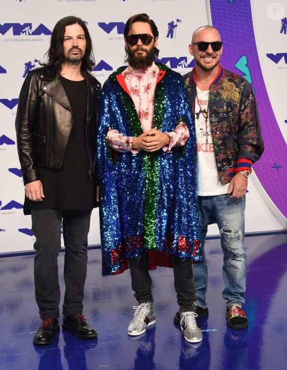 Jared Leto (tout de Gucci vêtu), son frère Shannon Leto et Tomo Milicevic (Thirty Seconds to Mars) - MTV Video Music Awards 2017 au Forum à Inglewood, le 27 août 2017.