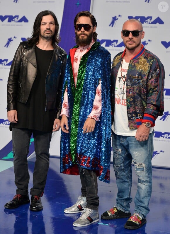 Tomo Milicevic, Jared Leto (vêtu d'une cape, d'un chemisier et de baskets Gucci) - MTV Video Music Awards 2017 au Forum à Inglewood, le 27 août 2017.