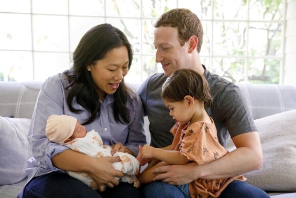 Mark Zuckerberg a annoncé le 28 août 2017 la naissance de son deuxième enfant avec sa femme Priscilla Chan, présentant ainsi leur fille August par le biais de cette photo de famille avec leur aînée, Maxima, née en décembre 2015.