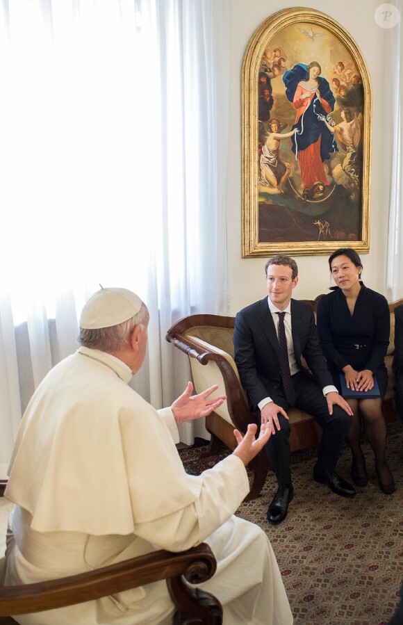 Mark Zuckerberg et sa femme Priscilla Chan rencontrent le pape François à la résidence Santa Marta au Vatican le 29 août 2016.