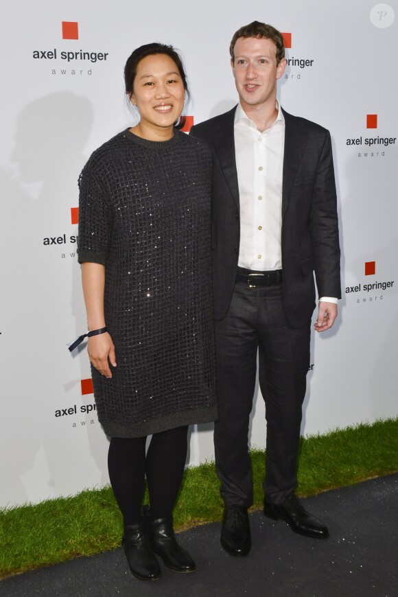 Marc Zuckerberg et sa femme Priscilla assistent à la remise du prix "Axel Springer" à Berlin en Allemagne le 25 février 2016.