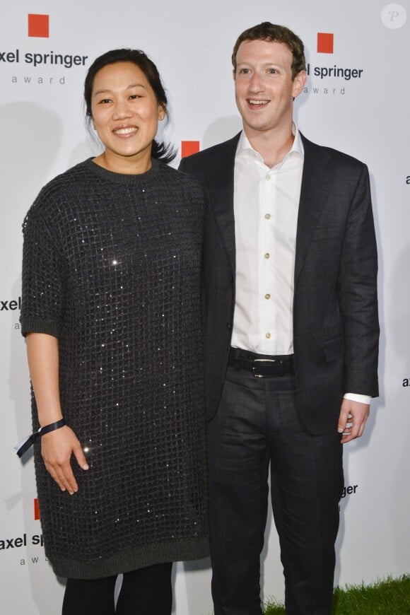 Marc Zuckerberg et sa femme Priscilla assistent à la remise du prix "Axel Springer" à Berlin en Allemagne le 25 février 2016.