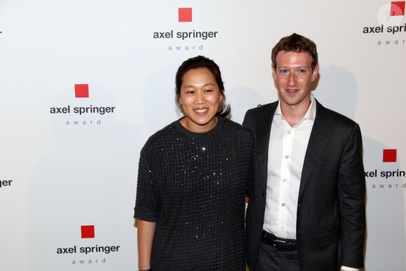 Marc Zuckerberg et sa femme Priscilla assistent à la remise du prix "Axel Springer" à Berlin en Allemagne le 25 février 2016.