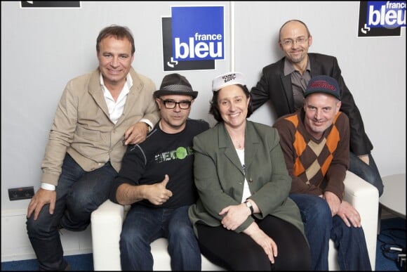 Elmer Food Beat lors de l'émission On repeint la musique le 4 avril 2012 à Paris. Le musicien est mort le 28 août 2017. Twistos (Vincent Lemoine), assis à droite, est mort le 28 août 2017.