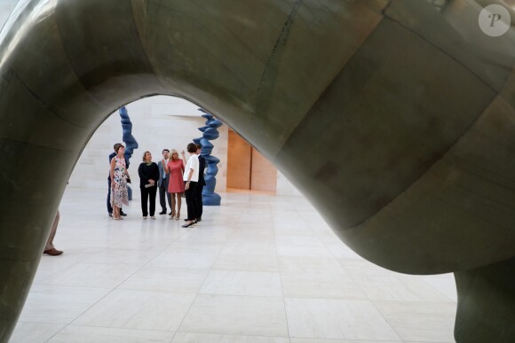 Philippe Dupont (vice-président du Conseil d'administration du MUDAM), Maria Teresa de Luxembourg, la grande-duchesse de Luxembourg, Brigitte Macron (Trogneux), Gauthier Destenay (le mari de X. Bettel, le premier ministre du Luxembourg), Amélie Derbaudrenghien (compagne de C. Michel, le premier ministre belge) - Visite du musée d'art moderne Grand-Duc Jean (MUDAM) à Luxembourg, le 29 août 2017.