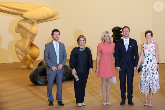 Philippe Dupont (vice-président du Conseil d'administration du MUDAM), Maria Teresa de Luxembourg, la grande-duchesse de Luxembourg, Brigitte Macron (Trogneux), Gauthier Destenay (le mari de X. Bettel, le premier ministre du Luxembourg), Amélie Derbaudrenghien (compagne de C. Michel, le premier ministre belge) - Visite du musée d'art moderne Grand-Duc Jean (MUDAM) à Luxembourg, le 29 août 2017.