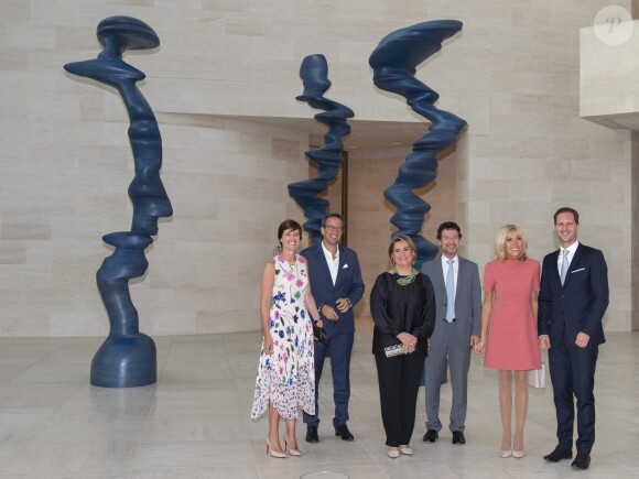 Amélie Derbaudrenghien (compagne de C. Michel, le premier ministre belge), Laurent Loschetter (membre du Conseil d'administration du MUDAM), Maria Teresa de Luxembourg, la grande-duchesse de Luxembourg, Philippe Dupont (vice-président du Conseil d'administration du MUDAM), Brigitte Macron (Trogneux), Gauthier Destenay (le mari de X. Bettel, le premier ministre du Luxembourg) - Visite du musée d'art moderne Grand-Duc Jean (MUDAM) à Luxembourg, le 29 août 2017. © Pierre Perusseau/Bestimage