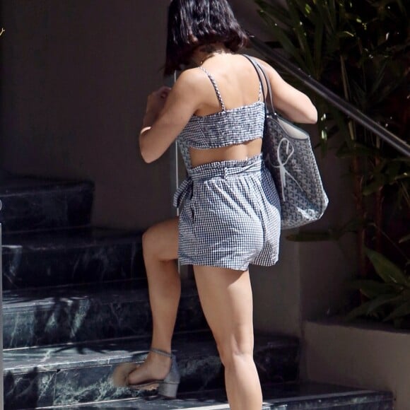 Exclusif - Vanessa Hudgens se balade dans les rues de West Hollywood. Vanessa porte des sandales en fourrure le 29 août 2017.