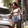 Exclusif - Vanessa Hudgens se balade dans les rues de West Hollywood. Vanessa porte des sandales en fourrure le 29 août 2017.