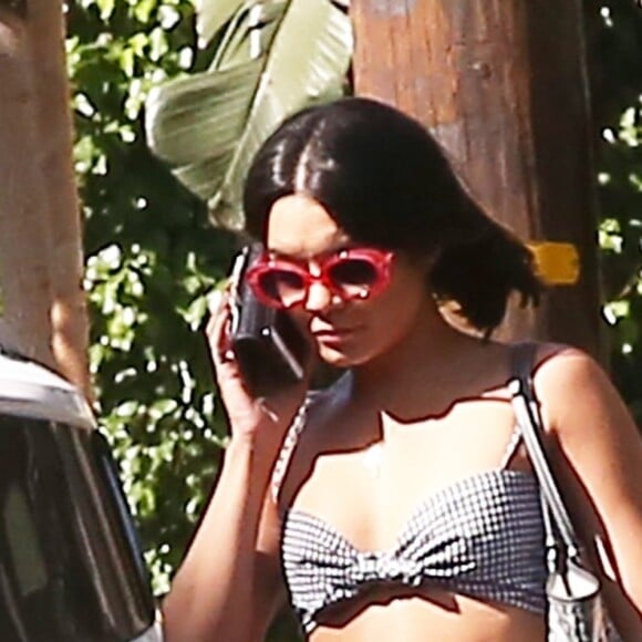 Exclusif - Vanessa Hudgens se balade dans les rues de West Hollywood. Vanessa porte des sandales en fourrure le 29 août 2017.