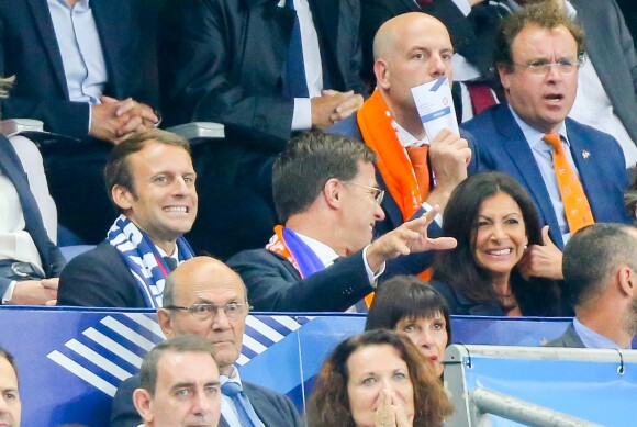 Le président de la République française Emmanuel Macron, le Premier ministre des Pays-Bas Mark Rutte et la maire de Paris Anne Hidalgo - Célébrités lors du match pour les éliminatoires de la Coupe du Monde 2018, France - Pays-Bas au Stade de France à Saint-Denis, le 31 août 2017. La France a gagné 4-0. © Agence/Bestimage