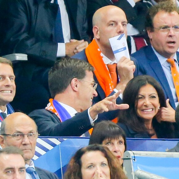 Le président de la République française Emmanuel Macron, le Premier ministre des Pays-Bas Mark Rutte et la maire de Paris Anne Hidalgo - Célébrités lors du match pour les éliminatoires de la Coupe du Monde 2018, France - Pays-Bas au Stade de France à Saint-Denis, le 31 août 2017. La France a gagné 4-0. © Agence/Bestimage