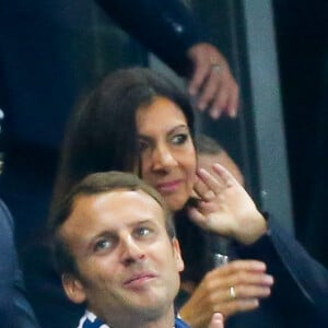 Le président de la République française Emmanuel Macron et la maire de Paris Anne Hidalgo - Célébrités lors du match pour les éliminatoires de la Coupe du Monde 2018, France - Pays-Bas au Stade de France à Saint-Denis, le 31 août 2017. La France a gagné 4-0. © Agence/Bestimage