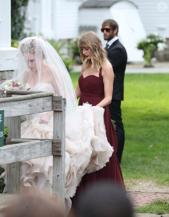 Taylor Swift, demoiselle d'honneur au mariage de sa meilleure amie Abigail Anderson à Martha's Vineyard dans le Massachusetts, le 2 septembre 2017