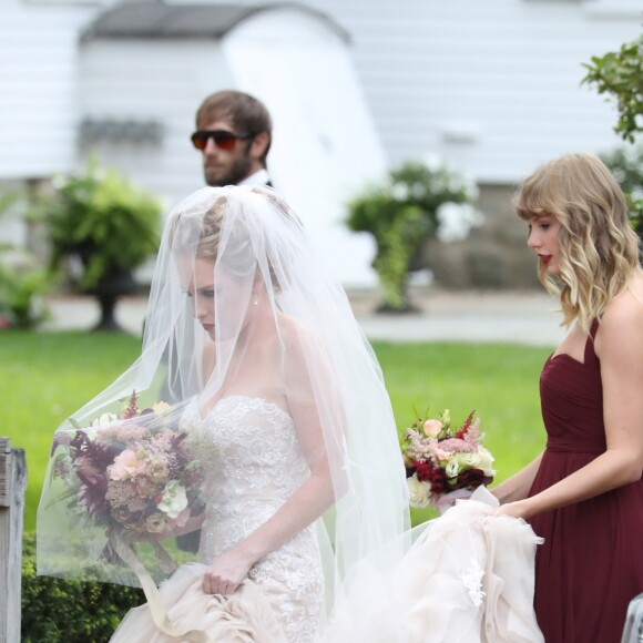 Taylor Swift, demoiselle d'honneur au mariage de sa meilleure amie Abigail Anderson à Martha's Vineyard dans le Massachusetts, le 2 septembre 2017
