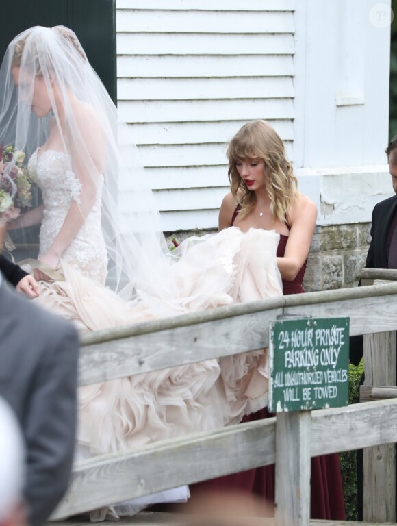 Taylor Swift, demoiselle d'honneur au mariage de sa meilleure amie Abigail Anderson à Martha's Vineyard dans le Massachusetts, le 2 septembre 2017
