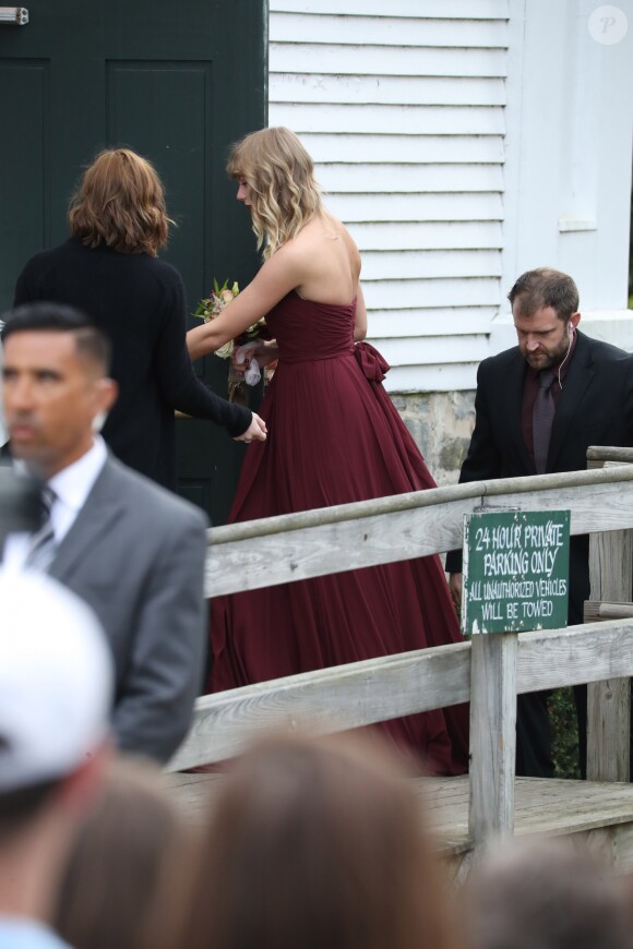 Taylor Swift, demoiselle d'honneur au mariage de sa meilleure amie Abigail Anderson à Martha's Vineyard dans le Massachusetts, le 2 septembre 2017