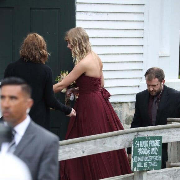 Taylor Swift, demoiselle d'honneur au mariage de sa meilleure amie Abigail Anderson à Martha's Vineyard dans le Massachusetts, le 2 septembre 2017