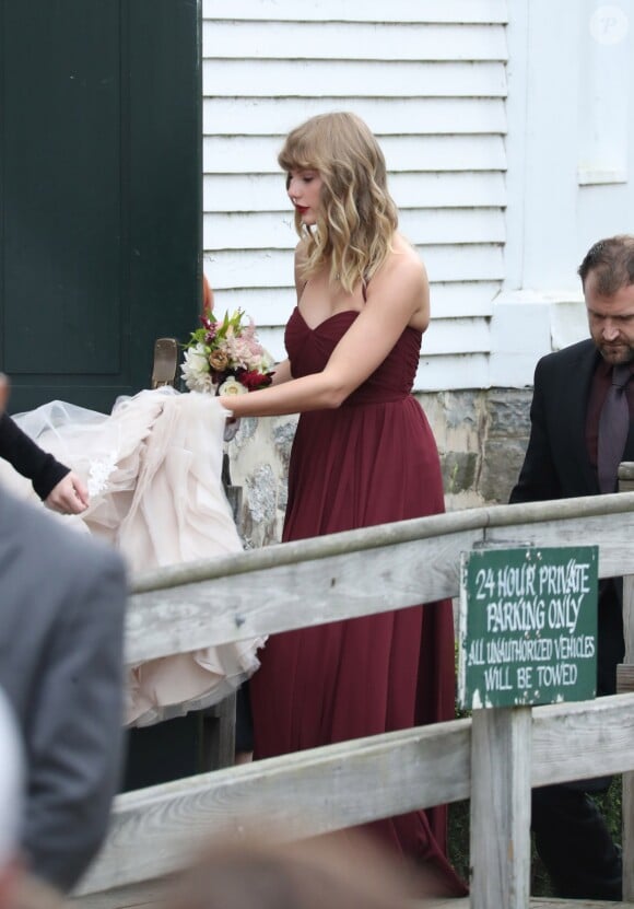 Taylor Swift, demoiselle d'honneur au mariage de sa meilleure amie Abigail Anderson à Martha's Vineyard dans le Massachusetts, le 2 septembre 2017