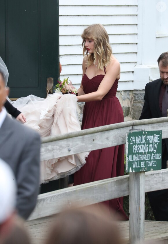 Taylor Swift, demoiselle d'honneur au mariage de sa meilleure amie Abigail Anderson à Martha's Vineyard dans le Massachusetts, le 2 septembre 2017