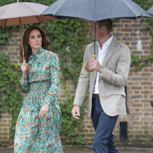 Kate Middleton, duchesse de Cambridge, et le prince William lors de la visite du Sunken Garden dédié à la mémoire de Lady Diana à Londres le 30 août 2017. Le 4 septembre 2017, le palais de Kensington a annoncé qu'elle est enceinte de son troisième enfant avec le prince William.
