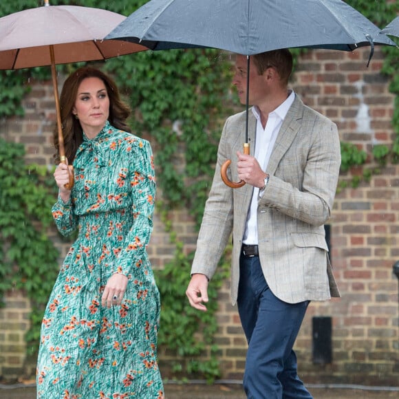 Kate Middleton, duchesse de Cambridge, et le prince William lors de la visite du Sunken Garden dédié à la mémoire de Lady Diana à Londres le 30 août 2017. Le 4 septembre 2017, le palais de Kensington a annoncé qu'elle est enceinte de son troisième enfant avec le prince William.