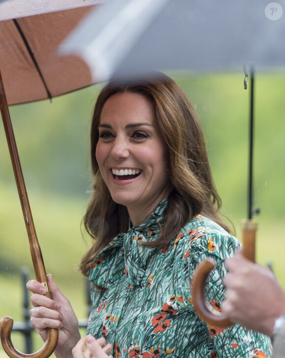 Kate Middleton, duchesse de Cambridge, lors de la visite du Sunken Garden dédié à la mémoire de Lady Diana à Londres le 30 août 2017. Le 4 septembre 2017, le palais de Kensington a annoncé qu'elle est enceinte de son troisième enfant avec le prince William.