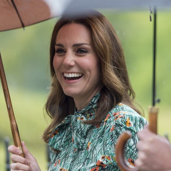 Kate Middleton, duchesse de Cambridge, lors de la visite du Sunken Garden dédié à la mémoire de Lady Diana à Londres le 30 août 2017. Le 4 septembre 2017, le palais de Kensington a annoncé qu'elle est enceinte de son troisième enfant avec le prince William.