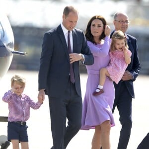 Le prince William et la duchesse Catherine de Cambridge avec leurs enfants le prince George de Cambridge et la princesse Charlotte de Cambridge lors de leur départ de l'aéroport de Hambourg, le 21 juillet 2017.