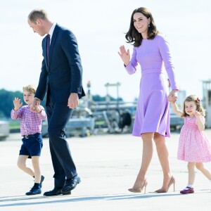 Le prince William et la duchesse Catherine de Cambridge avec leurs enfants le prince George de Cambridge et la princesse Charlotte de Cambridge lors de leur départ de l'aéroport de Hambourg, le 21 juillet 2017.