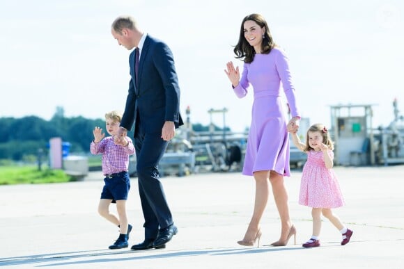 Le prince William et la duchesse Catherine de Cambridge avec leurs enfants le prince George de Cambridge et la princesse Charlotte de Cambridge lors de leur départ de l'aéroport de Hambourg, le 21 juillet 2017.