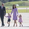 Le prince William et la duchesse Catherine de Cambridge avec leurs enfants le prince George de Cambridge et la princesse Charlotte de Cambridge lors de leur départ de l'aéroport de Hambourg, le 21 juillet 2017.