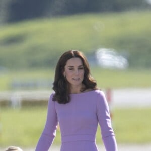 Le prince William et la duchesse Catherine de Cambridge avec leurs enfants le prince George de Cambridge et la princesse Charlotte de Cambridge lors de leur départ de l'aéroport de Hambourg, le 21 juillet 2017.