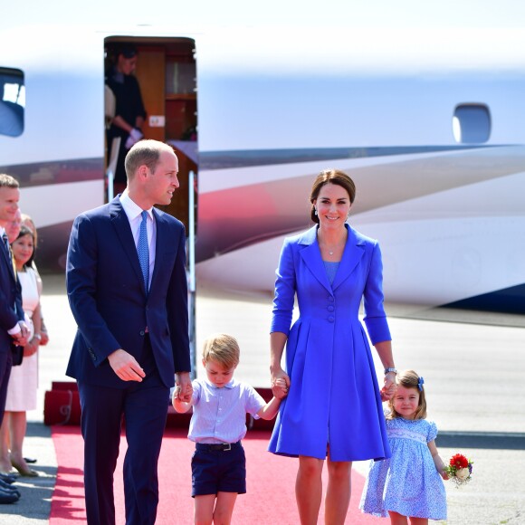 Le prince William et la duchesse Catherine de Cambridge avec leurs enfants le prince George de Cambridge et la princesse Charlotte de Cambridge lors de leur arrivée à l'aéroport de Berlin-Tegel à Berlin, le 19 juillet 2017.