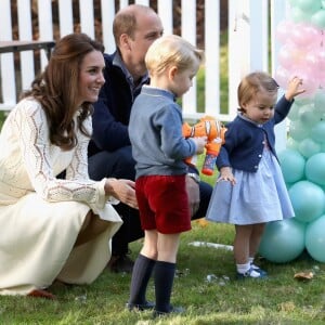 Le prince William et la duchesse Catherine de Cambridge avec leurs enfants le prince George de Cambridge et la princesse Charlotte de Cambridge le 29 septembre 2016 au Canada, lors d'une fête organisée pour les enfants dans les jardins de la Maison du Gouvernement à Victoria.