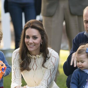 Le prince William et la duchesse Catherine de Cambridge avec leurs enfants le prince George de Cambridge et la princesse Charlotte de Cambridge le 29 septembre 2016 au Canada, lors d'une fête organisée pour les enfants dans les jardins de la Maison du Gouvernement à Victoria.