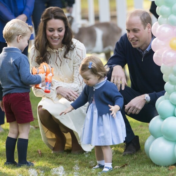 Le prince William et la duchesse Catherine de Cambridge avec leurs enfants le prince George de Cambridge et la princesse Charlotte de Cambridge le 29 septembre 2016 au Canada, lors d'une fête organisée pour les enfants dans les jardins de la Maison du Gouvernement à Victoria.