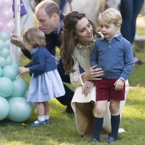 Le prince William et la duchesse Catherine de Cambridge avec leurs enfants le prince George de Cambridge et la princesse Charlotte de Cambridge le 29 septembre 2016 au Canada, lors d'une fête organisée pour les enfants dans les jardins de la Maison du Gouvernement à Victoria.