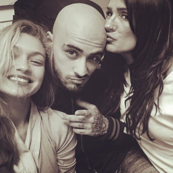 Zayn Malik pose avec le crâne rasé, auprès de sa maman Trisha et sa chérie Gigi Hadid. Instagram, septembre 2017