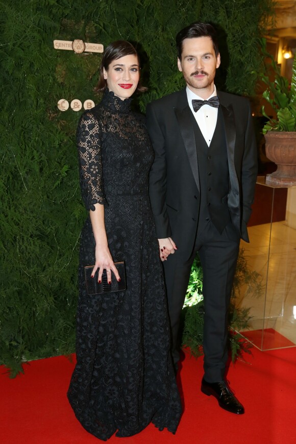 Lizzy Caplan et son compagnon Tom Riley à l'Opera Ball de Prague le 6 février 2016.