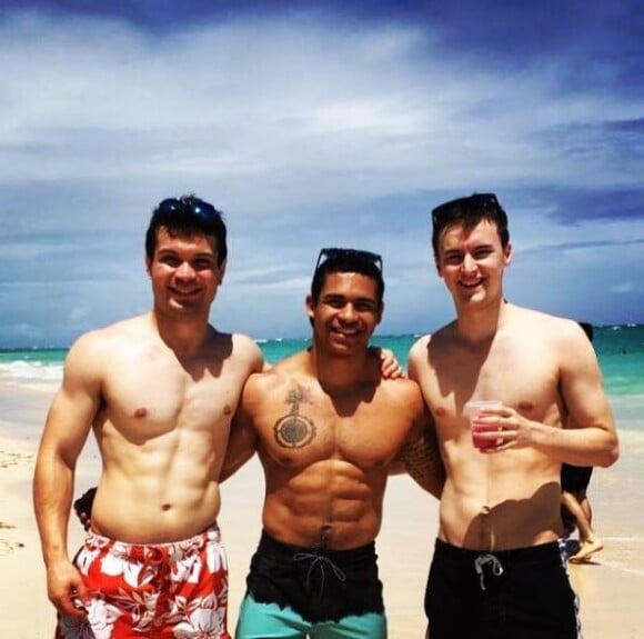 Noah Gray-Cabey, au milieu, profite de la plage avec des amis. Instagram, mars 2016