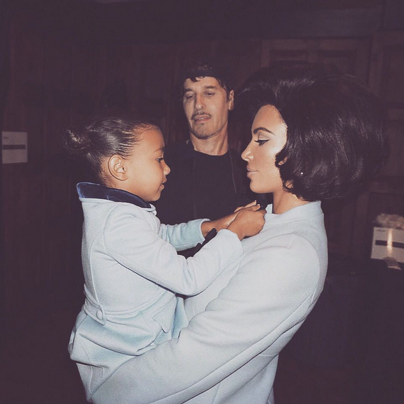 North West, Kim Kardashian et le photographe Steven Klein. Août 2017.